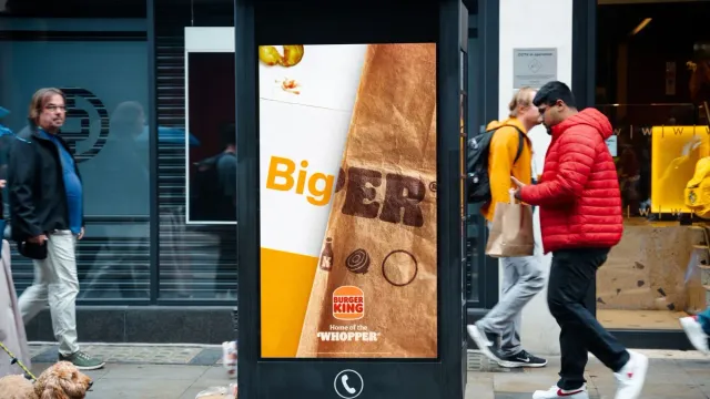 Burger King — BigGER (dokončení konkurentova slova)