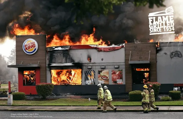 Burger King — Flame Grilled Since 1954 (hořící restaurace)