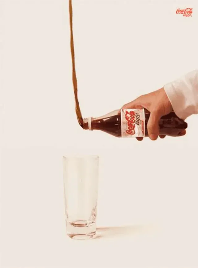 Coca-Cola Light — Nalévání proti gravitaci