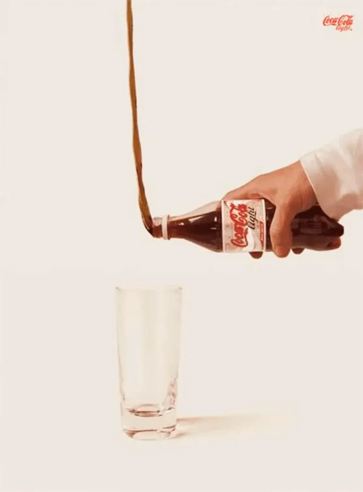 Coca-Cola Light — Nalévání proti gravitaci