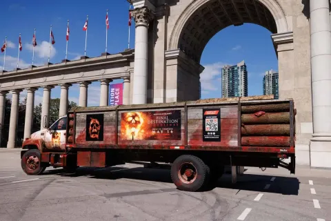 Final Destination — Náklaďák s kládami v ulicích