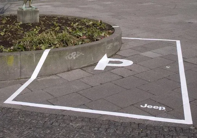 Jeep — Parkovací místo přes obrubník