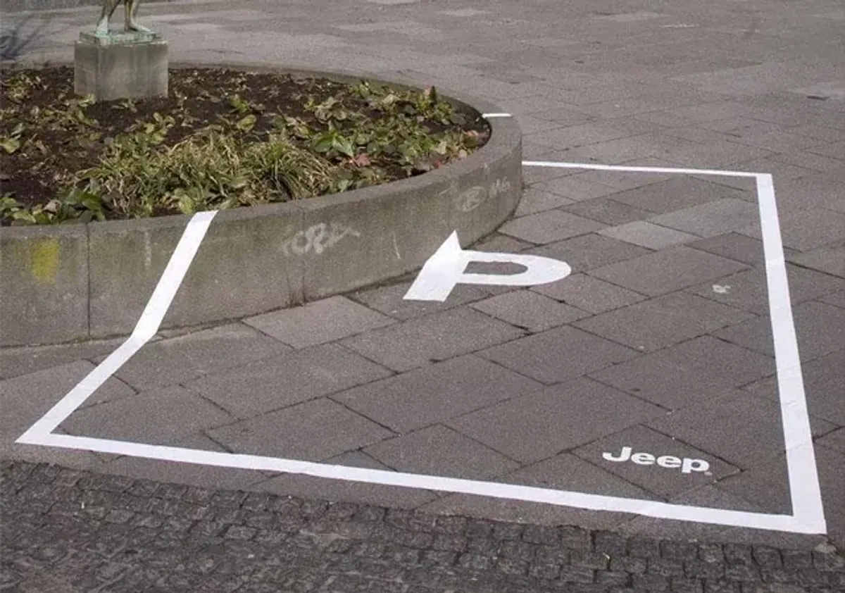 Jeep — Parkovací místo přes obrubník