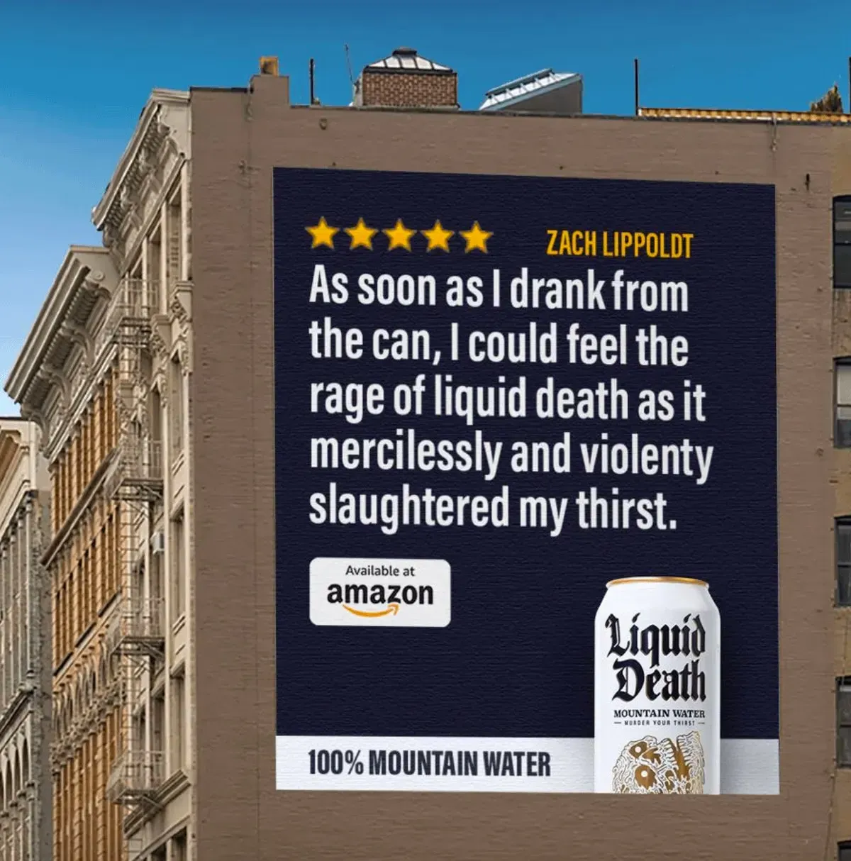 Liquid Death — Recenze z Amazonu na billboardu