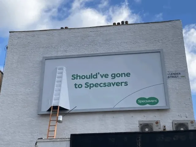 Specsavers — Billboard se žebříkem